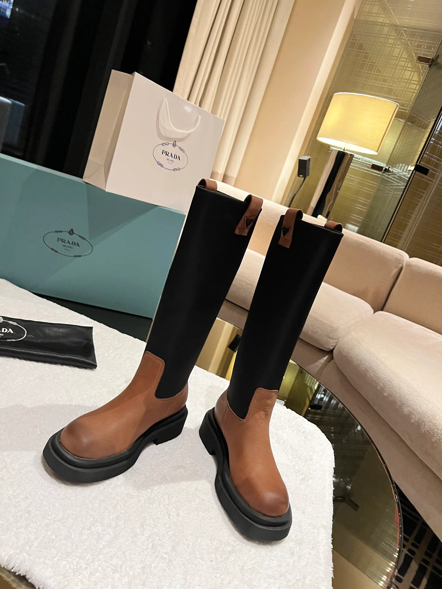 👟👟Ex-factory price 720👟👟 PRADA Classic Triangle Logo Slip-On Women's Boots...a series that cannot be bought in winter, it is definitely this year's big hit! ! So good looking! Prada boots are really amazing! The upper toes are generous and the legs are slimming. The whole series uses a variety of imported materials: polished and waxed calfskin, open-edge beaded cowhide, cow suede and high mercerization, and water-dyed sheepskin on the inside! ! The foam base is lightweight and comfortable! 35-41